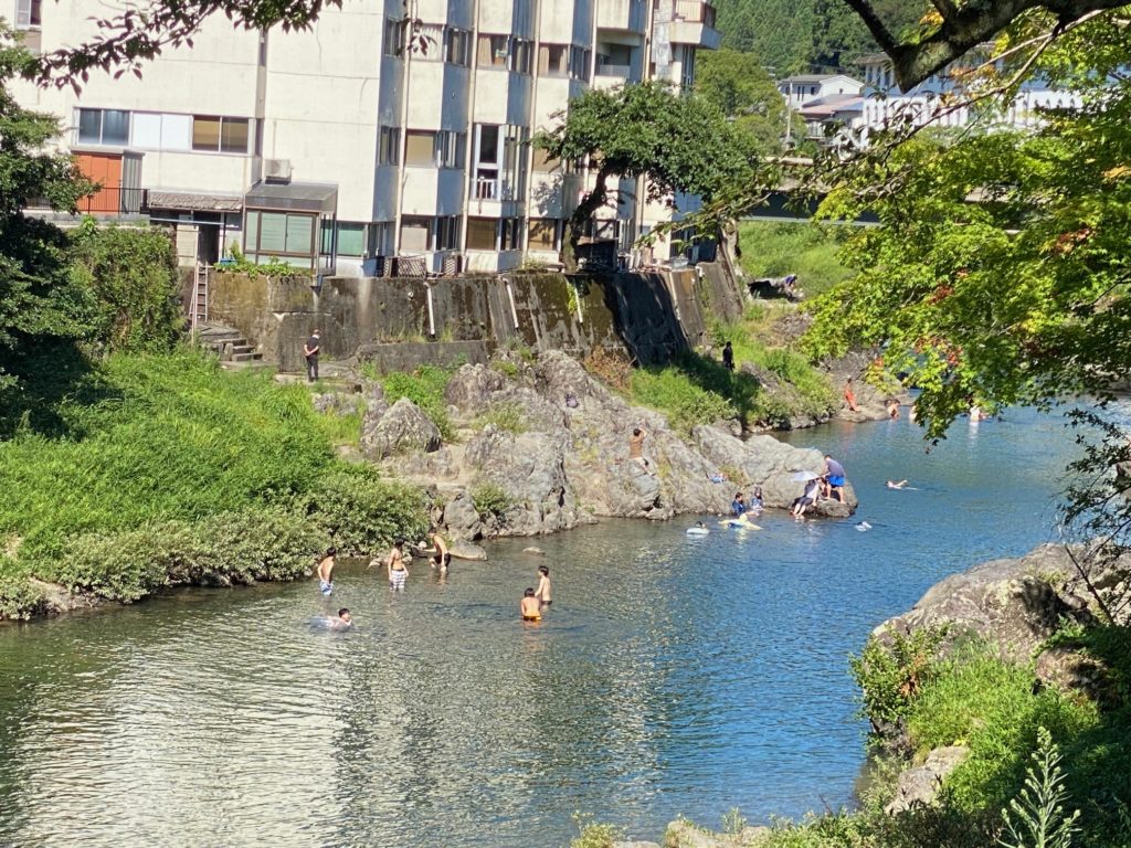 吉田川で泳ぐこどもたち